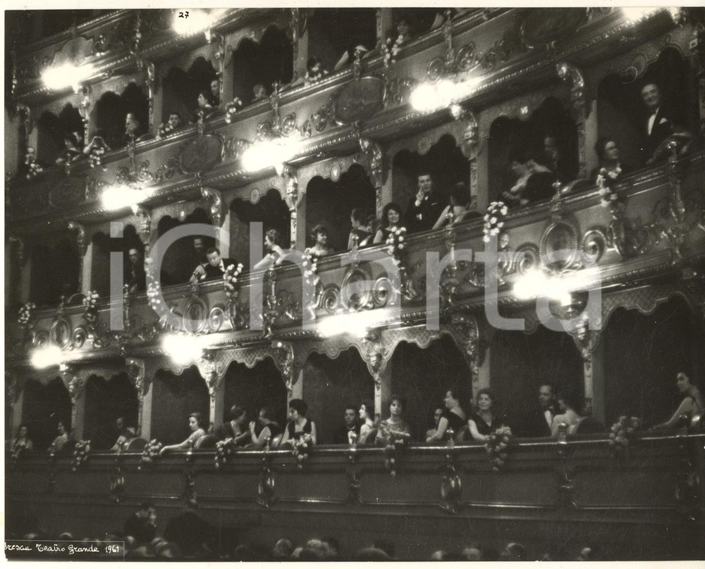 1961 BRESCIA Teatro Grande - Prima della "Traviata" - Palchi - Foto 24x18 (1) Fotografia originale d'epoca.  FAIR/discreto residui cartacei al verso FORMATO: 24x18 cm originale e autentica 1