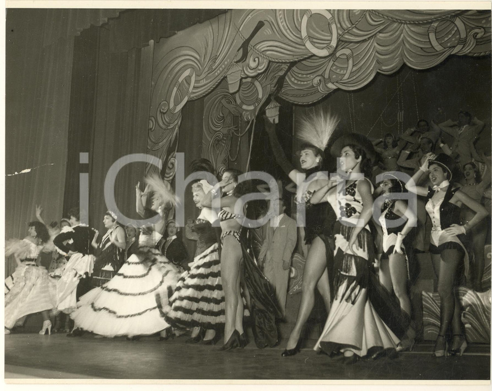 1953 BRESCIA Cinema Teatro ODEON - Spettacolo con ballerine *Foto Fotografia originale d'epoca.  POOR/danneggiato strappo al lato sinistro, riparato con adesivo al verso; residui cartacei e di colla al verso FORMATO: 24x18 cm originale e autentica 1