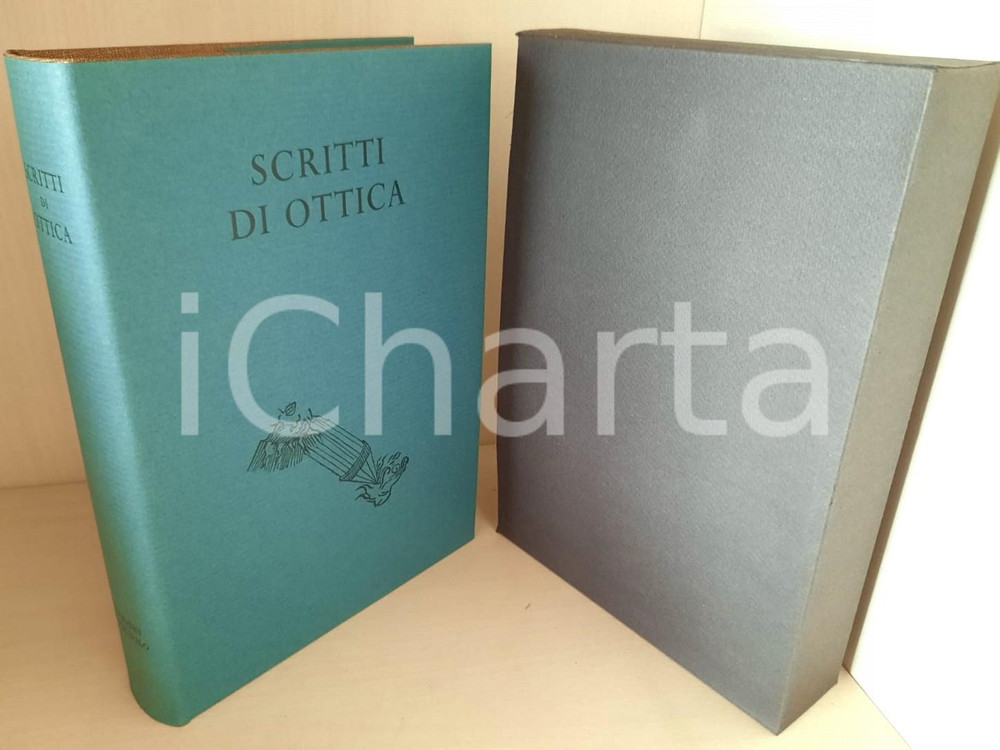 1968 Scritti di ottica - a cura di Vasco RONCHI *Ed. IL POLIFILO (1) Legatura editoriale in tela, titolo in oro al dorso, sovracoperta editoriale illustrata, segnalibro, custodia in cartoncino.Scritti di Tito Lucrezio Caro, Leonardo da Vinci, G. Rucellai, G. Fracastoro, G. Cardano, D. Barbaro, F. Maurolico, G. B. Della Porta, G. Galilei, F. Sizi, E. Torricelli, F. M. Grimaldi, G. B. Amici.EDITORE: Edizioni Il Polifilo - MilanoPAGINE: 523  GOOD/buono ma lievi adesioni tra le pagine FORMATO: 18x27 cm originale e autentica 1