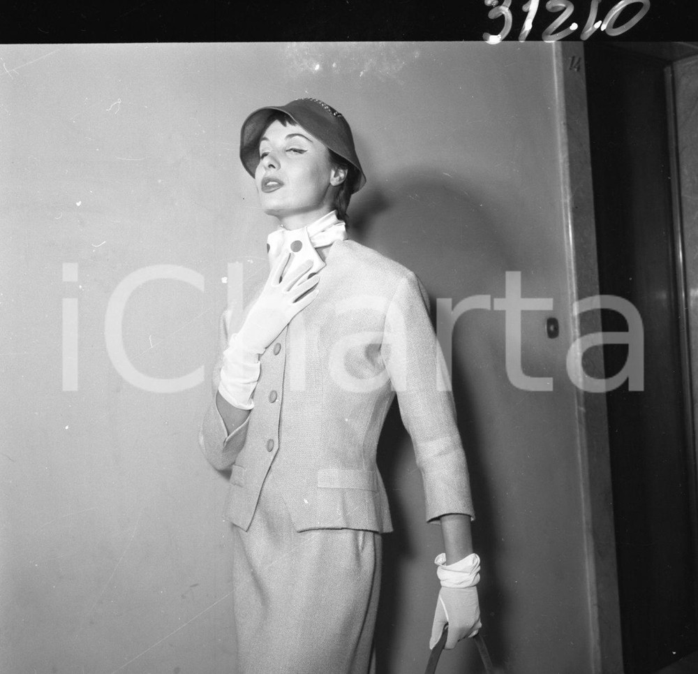 1956 BRESCIA Hotel Vittoria sfilata modelli CARAMBELLA NEGATIVO ORIGINALE 4 Negativo originale in bianco e nero su pellicola.  E' SEVERAMENTE VIETATA LA RIPRODUZIONE.TUTTI I DIRITTI SONO RISERVATI.ICharta mette in vendita, sul negozio eBay e in esclusiva sul sito "icharta" il proprio archivio composto da numerose diapositive e negativi fotografici d'epoca, tutti originali e autentici.Si tratta di uno sguardo inedito sull'attualità, la politica, la vita quotidiana, il gossip e la cultura, che fotografa il cambiamento della nazione (e non solo) tra il 1890 ed il 1990 circa. Un'occasione unica per il mercato del collezionismo, che vede finalmente disponibile un archivio eccezionale per vastità, tematiche e condizioni, in un settore (il negativo fotografico e la diapositiva) di assoluta novità e dalle interessanti prospettive di investimento. CONDIZIONI:FAIR/discretoFORMATO: cm 6 x 6 originale e autentica 1