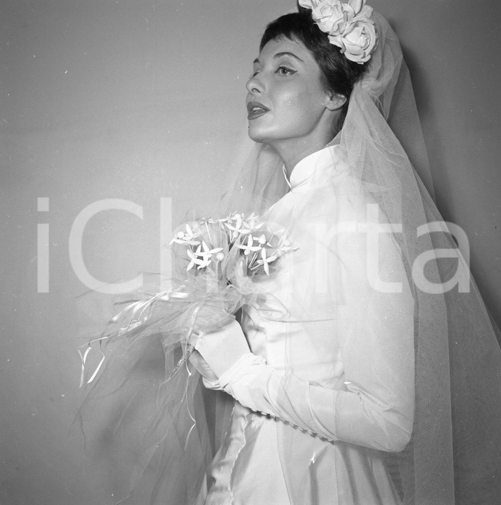 1956 BRESCIA Hotel Vittoria sfilata modelli CARAMBELLA NEGATIVO ORIGINALE 5 Negativo originale in bianco e nero su pellicola.  E' SEVERAMENTE VIETATA LA RIPRODUZIONE.TUTTI I DIRITTI SONO RISERVATI.ICharta mette in vendita, sul negozio eBay e in esclusiva sul sito "icharta" il proprio archivio composto da numerose diapositive e negativi fotografici d'epoca, tutti originali e autentici.Si tratta di uno sguardo inedito sull'attualità, la politica, la vita quotidiana, il gossip e la cultura, che fotografa il cambiamento della nazione (e non solo) tra il 1890 ed il 1990 circa. Un'occasione unica per il mercato del collezionismo, che vede finalmente disponibile un archivio eccezionale per vastità, tematiche e condizioni, in un settore (il negativo fotografico e la diapositiva) di assoluta novità e dalle interessanti prospettive di investimento. CONDIZIONI:FAIR/discretoFORMATO: cm 6 x 6 originale e autentica 1