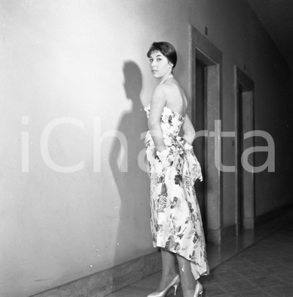 1956 BRESCIA Hotel Vittoria sfilata modelli CARAMBELLA NEGATIVO ORIGINALE 7 Negativo originale in bianco e nero su pellicola.  E' SEVERAMENTE VIETATA LA RIPRODUZIONE.TUTTI I DIRITTI SONO RISERVATI.ICharta mette in vendita, sul negozio eBay e in esclusiva sul sito "icharta" il proprio archivio composto da numerose diapositive e negativi fotografici d'epoca, tutti originali e autentici.Si tratta di uno sguardo inedito sull'attualità, la politica, la vita quotidiana, il gossip e la cultura, che fotografa il cambiamento della nazione (e non solo) tra il 1890 ed il 1990 circa. Un'occasione unica per il mercato del collezionismo, che vede finalmente disponibile un archivio eccezionale per vastità, tematiche e condizioni, in un settore (il negativo fotografico e la diapositiva) di assoluta novità e dalle interessanti prospettive di investimento. CONDIZIONI:FAIR/discretoFORMATO: cm 6 x 6 originale e autentica 1