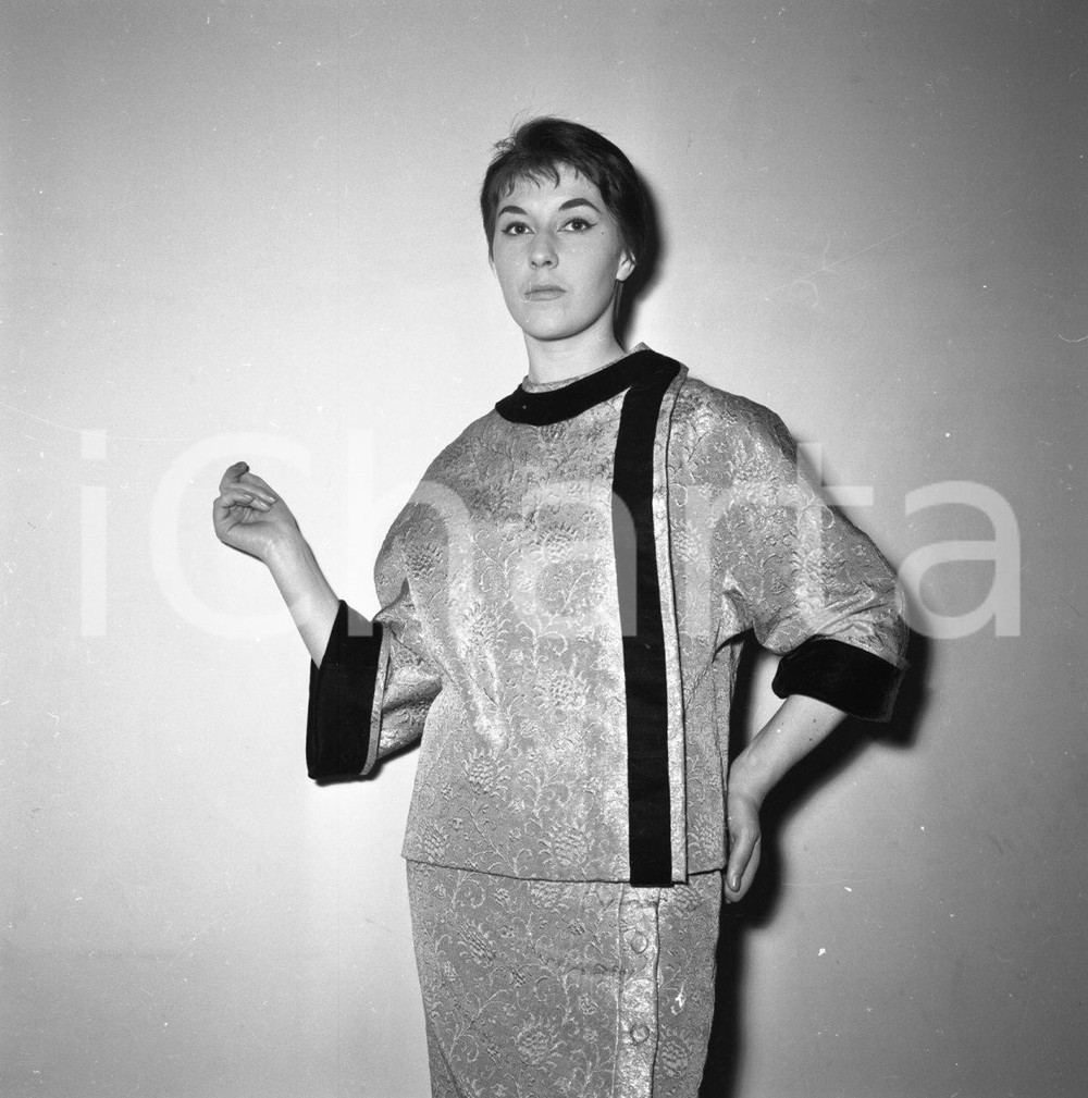 1956 BRESCIA Hotel Vittoria sfilata modelli CARAMBELLA NEGATIVO ORIGINALE 13 Negativo originale in bianco e nero su pellicola.  E' SEVERAMENTE VIETATA LA RIPRODUZIONE.TUTTI I DIRITTI SONO RISERVATI.ICharta mette in vendita, sul negozio eBay e in esclusiva sul sito "icharta" il proprio archivio composto da numerose diapositive e negativi fotografici d'epoca, tutti originali e autentici.Si tratta di uno sguardo inedito sull'attualità, la politica, la vita quotidiana, il gossip e la cultura, che fotografa il cambiamento della nazione (e non solo) tra il 1890 ed il 1990 circa. Un'occasione unica per il mercato del collezionismo, che vede finalmente disponibile un archivio eccezionale per vastità, tematiche e condizioni, in un settore (il negativo fotografico e la diapositiva) di assoluta novità e dalle interessanti prospettive di investimento. CONDIZIONI:FAIR/discretoFORMATO: cm 6 x 6 originale e autentica 1