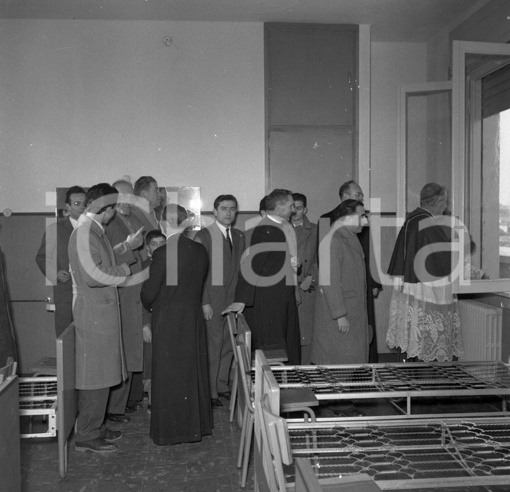 1952 BRESCIA Inaugurazione nuovo Convitto Luzzago NEGATIVO ORIGINALE 4 Negativo originale in bianco e nero su pellicola.  E' SEVERAMENTE VIETATA LA RIPRODUZIONE.TUTTI I DIRITTI SONO RISERVATI.ICharta mette in vendita, sul negozio eBay e in esclusiva sul sito "icharta" il proprio archivio composto da numerose diapositive e negativi fotografici d'epoca, tutti originali e autentici.Si tratta di uno sguardo inedito sull'attualità, la politica, la vita quotidiana, il gossip e la cultura, che fotografa il cambiamento della nazione (e non solo) tra il 1890 ed il 1990 circa. Un'occasione unica per il mercato del collezionismo, che vede finalmente disponibile un archivio eccezionale per vastità, tematiche e condizioni, in un settore (il negativo fotografico e la diapositiva) di assoluta novità e dalle interessanti prospettive di investimento. CONDIZIONI:FAIR/discretoFORMATO: cm 6 x 6 originale e autentica 1