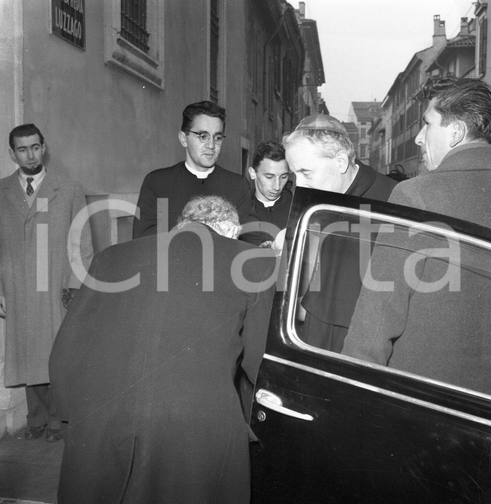 1952 BRESCIA Inaugurazione nuovo Convitto Luzzago NEGATIVO ORIGINALE 10 Negativo originale in bianco e nero su pellicola.  E' SEVERAMENTE VIETATA LA RIPRODUZIONE.TUTTI I DIRITTI SONO RISERVATI.ICharta mette in vendita, sul negozio eBay e in esclusiva sul sito "icharta" il proprio archivio composto da numerose diapositive e negativi fotografici d'epoca, tutti originali e autentici.Si tratta di uno sguardo inedito sull'attualità, la politica, la vita quotidiana, il gossip e la cultura, che fotografa il cambiamento della nazione (e non solo) tra il 1890 ed il 1990 circa. Un'occasione unica per il mercato del collezionismo, che vede finalmente disponibile un archivio eccezionale per vastità, tematiche e condizioni, in un settore (il negativo fotografico e la diapositiva) di assoluta novità e dalle interessanti prospettive di investimento. CONDIZIONI:FAIR/discretoFORMATO: cm 6 x 6 originale e autentica 1