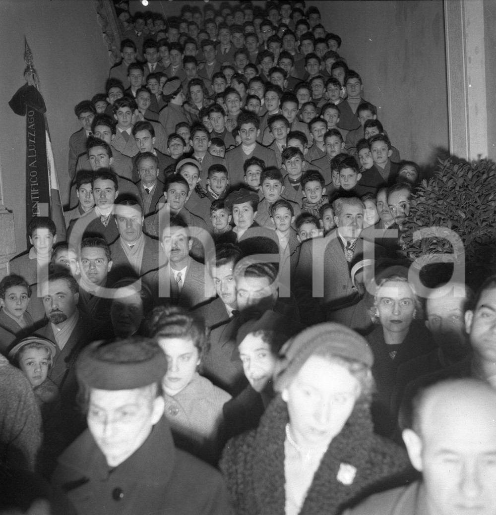 1952 BRESCIA Inaugurazione nuovo Convitto Luzzago NEGATIVO ORIGINALE 11 Negativo originale in bianco e nero su pellicola.  E' SEVERAMENTE VIETATA LA RIPRODUZIONE.TUTTI I DIRITTI SONO RISERVATI.ICharta mette in vendita, sul negozio eBay e in esclusiva sul sito "icharta" il proprio archivio composto da numerose diapositive e negativi fotografici d'epoca, tutti originali e autentici.Si tratta di uno sguardo inedito sull'attualità, la politica, la vita quotidiana, il gossip e la cultura, che fotografa il cambiamento della nazione (e non solo) tra il 1890 ed il 1990 circa. Un'occasione unica per il mercato del collezionismo, che vede finalmente disponibile un archivio eccezionale per vastità, tematiche e condizioni, in un settore (il negativo fotografico e la diapositiva) di assoluta novità e dalle interessanti prospettive di investimento. CONDIZIONI:FAIR/discretoFORMATO: cm 6 x 6 originale e autentica 1
