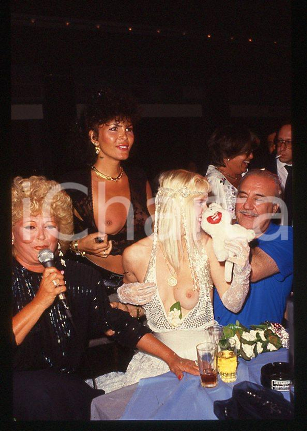 1980 ca CICCIOLINA Ilona STALLER - M. LEFAKIS - 35 mm vintage slide 21 Diapositiva d'epoca, in formato 35 mm.CONDIZIONI: GOODE' severamente vietata la riproduzione. Tutti i diritti sono riservati.Nella diapositiva ICharta mette in vendita, sul negozio eBay e in esclusiva sul sito "icharta" il proprio archivio composto da numerose diapositive e negativi fotografici d'epoca, tutti originali e autentici, che attraversano la storia del costume italiano tra gli la fine degli anni Sessanta e Novanta.Si tratta di uno sguardo inedito sull'attualità , la politica, la vita quotidiana, il gossip e la cultura, che fotografa il cambiamento della nazione in quest'ultimo scorcio del XX secolo. Un'occasione unica per il mercato del collezionismo, che vede finalmente disponibile un archivio eccezionale per vastità , tematiche e condizioni, in un settore (il negativo fotografico e la diapositiva) di assoluta novità e dalle interessanti prospettive di investimento.   GOOD/buono   originale e autentica 1