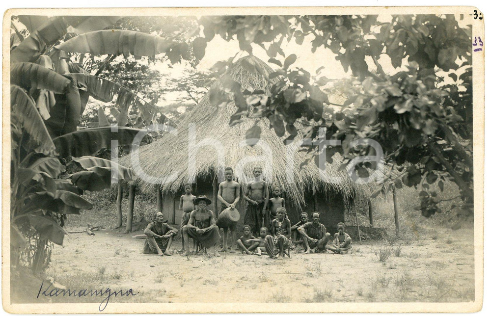 1930 ca CONGO BELGE KATANGA Famille auprès de sa hutte ^Photo L. GABRIEL 33 Fotografia originale d'epoca, in formato cartolina postale.FOTOGRAFO: L&eacute;opold Gabriel - Panda - Katanga   FAIR/discreto smussature angolari FORMATO: 14x9 cm originale e autentica 1