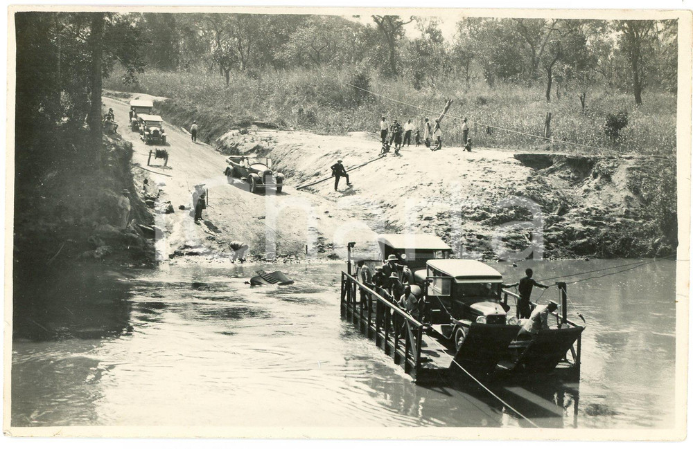 Fotografia d epoca originale 1930 ca CONGO BELGE Transport de voitures sur la rivière Photo Léopold GABRIEL 1