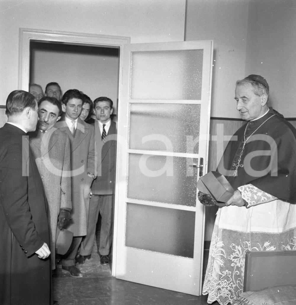 1952 BRESCIA Inaugurazione nuovo Convitto Luzzago NEGATIVO ORIGINALE 12 Negativo originale in bianco e nero su pellicola.  E' SEVERAMENTE VIETATA LA RIPRODUZIONE.TUTTI I DIRITTI SONO RISERVATI.ICharta mette in vendita, sul negozio eBay e in esclusiva sul sito "icharta" il proprio archivio composto da numerose diapositive e negativi fotografici d'epoca, tutti originali e autentici.Si tratta di uno sguardo inedito sull'attualità, la politica, la vita quotidiana, il gossip e la cultura, che fotografa il cambiamento della nazione (e non solo) tra il 1890 ed il 1990 circa. Un'occasione unica per il mercato del collezionismo, che vede finalmente disponibile un archivio eccezionale per vastità, tematiche e condizioni, in un settore (il negativo fotografico e la diapositiva) di assoluta novità e dalle interessanti prospettive di investimento. CONDIZIONI:FAIR/discretoFORMATO: cm 6 x 6 originale e autentica 1