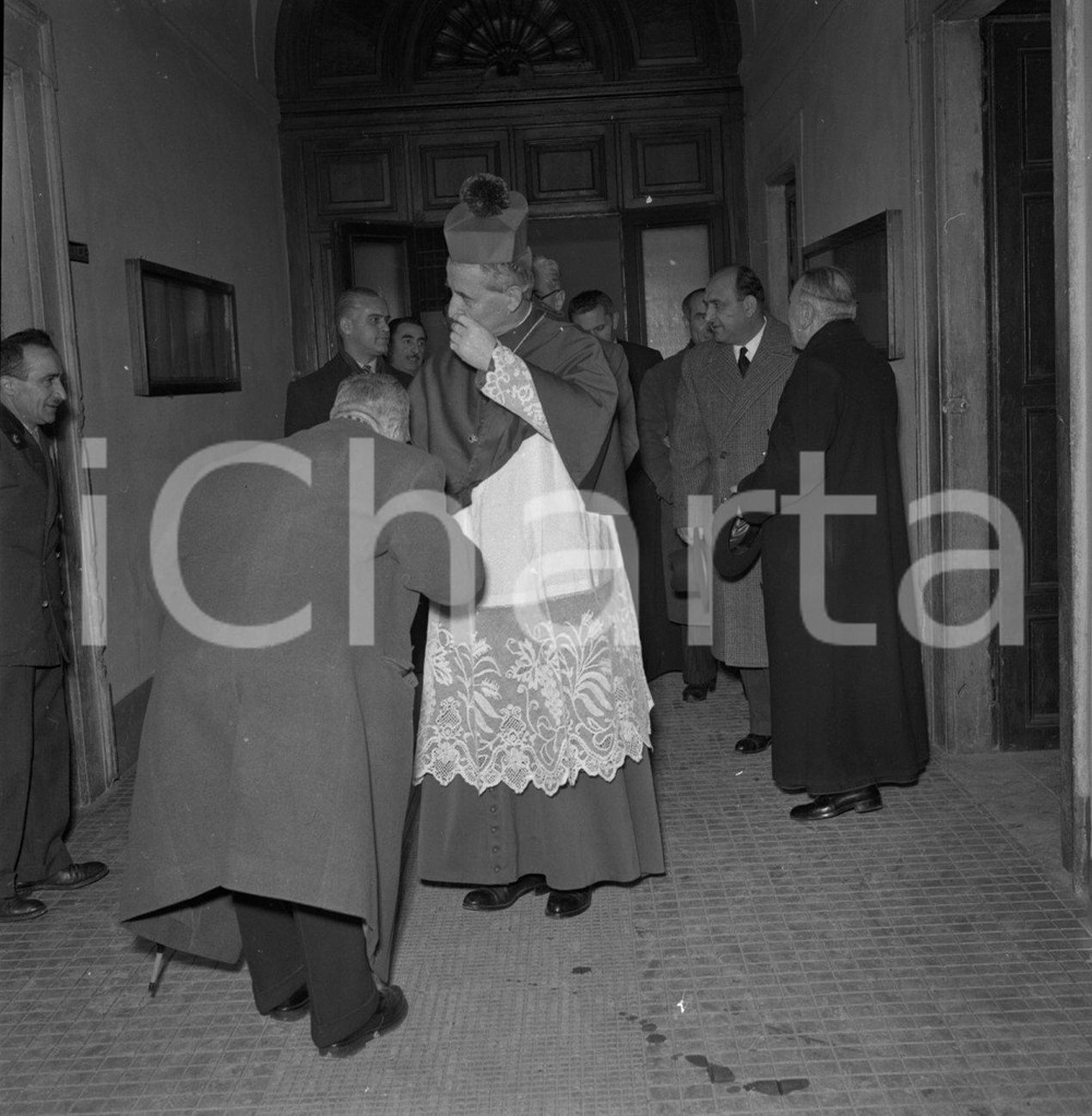 1952 BRESCIA Inaugurazione nuovo Convitto Luzzago NEGATIVO ORIGINALE 1 Negativo originale in bianco e nero su pellicola.  E' SEVERAMENTE VIETATA LA RIPRODUZIONE.TUTTI I DIRITTI SONO RISERVATI.ICharta mette in vendita, sul negozio eBay e in esclusiva sul sito "icharta" il proprio archivio composto da numerose diapositive e negativi fotografici d'epoca, tutti originali e autentici.Si tratta di uno sguardo inedito sull'attualità, la politica, la vita quotidiana, il gossip e la cultura, che fotografa il cambiamento della nazione (e non solo) tra il 1890 ed il 1990 circa. Un'occasione unica per il mercato del collezionismo, che vede finalmente disponibile un archivio eccezionale per vastità, tematiche e condizioni, in un settore (il negativo fotografico e la diapositiva) di assoluta novità e dalle interessanti prospettive di investimento. CONDIZIONI:FAIR/discretoFORMATO: cm 6 x 6 originale e autentica 1