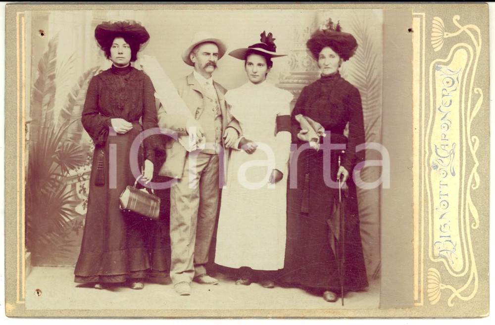 1903 VICENZA Ritratto di famiglia BOTTENE - PIZZATI ^Foto BIGNOTTO CAPONERO  Fotografia d'epoca, su cartoncino rigido, con didascalia al verso.Sono ritratti: Maria Maddalena Bottene (con il lutto per la morte del padre), Giuseppe Pizzati, Maria Teresa Bottene e Cristina Pizzato. CONDIZIONI: FAIR (fori a tre angoli)FORMATO: 17x11 cmFOTOGRAFO: Bignotto Caponero - Vicenza      originale e autentica 1