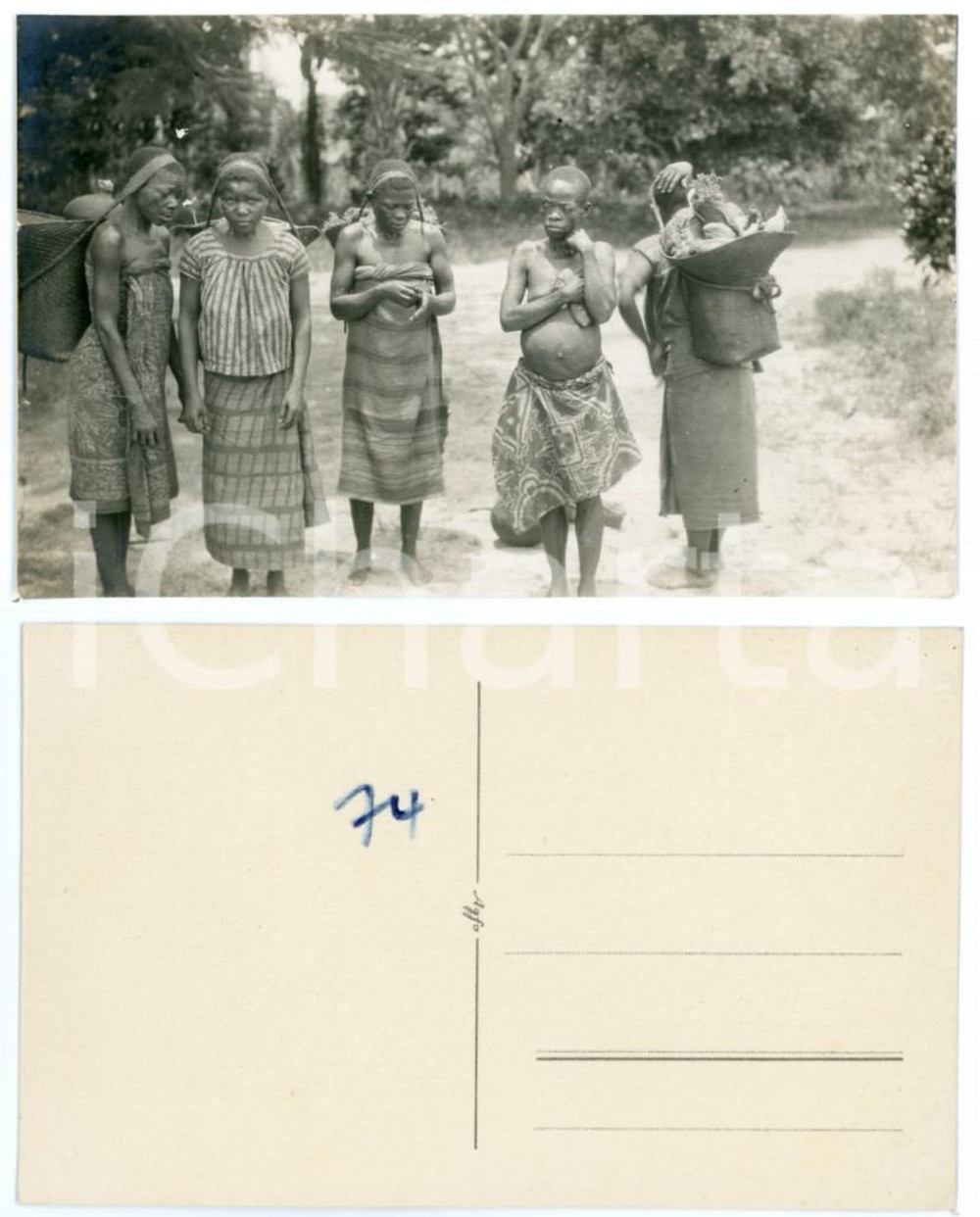 1940 ca AFRICA CONGO BELGA Donne con ceste per trasporto di viveri *Foto 9x14 cm  Fotografia originale d'epoca, in formato cartolina postale.Numero a pennarello al verso (74).  GOOD/buono  FORMATO: 9x14 cm originale e autentica 1