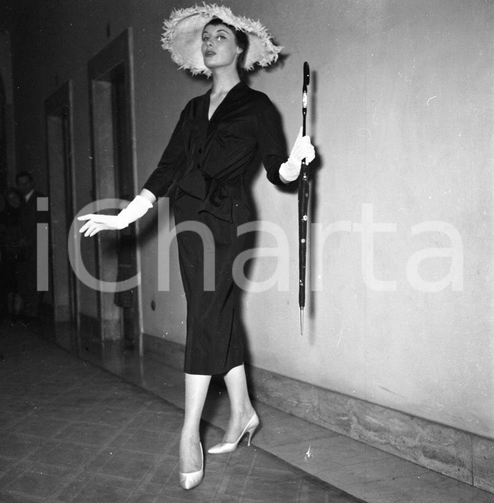 1956 BRESCIA Hotel Vittoria sfilata modelli CARAMBELLA NEGATIVO ORIGINALE 17 Negativo originale in bianco e nero su pellicola.  E' SEVERAMENTE VIETATA LA RIPRODUZIONE.TUTTI I DIRITTI SONO RISERVATI.ICharta mette in vendita, sul negozio eBay e in esclusiva sul sito "icharta" il proprio archivio composto da numerose diapositive e negativi fotografici d'epoca, tutti originali e autentici.Si tratta di uno sguardo inedito sull'attualità, la politica, la vita quotidiana, il gossip e la cultura, che fotografa il cambiamento della nazione (e non solo) tra il 1890 ed il 1990 circa. Un'occasione unica per il mercato del collezionismo, che vede finalmente disponibile un archivio eccezionale per vastità, tematiche e condizioni, in un settore (il negativo fotografico e la diapositiva) di assoluta novità e dalle interessanti prospettive di investimento. CONDIZIONI:FAIR/discretoFORMATO: cm 6 x 6 originale e autentica 1