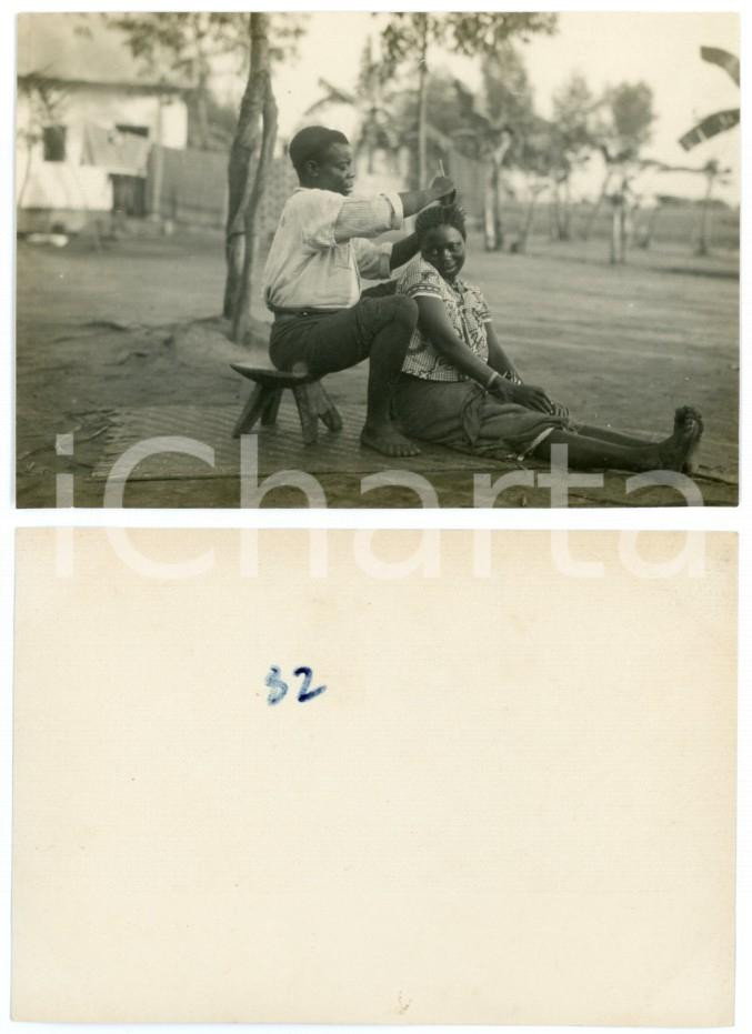 1940 ca AFRICA CONGO BELGA Parrucchiere pettina una donna in piazza *Foto 14x9  Fotografia originale d'epoca.Numero a pennarello al verso (82).  GOOD/buono  FORMATO: 14x9 cm originale e autentica 1