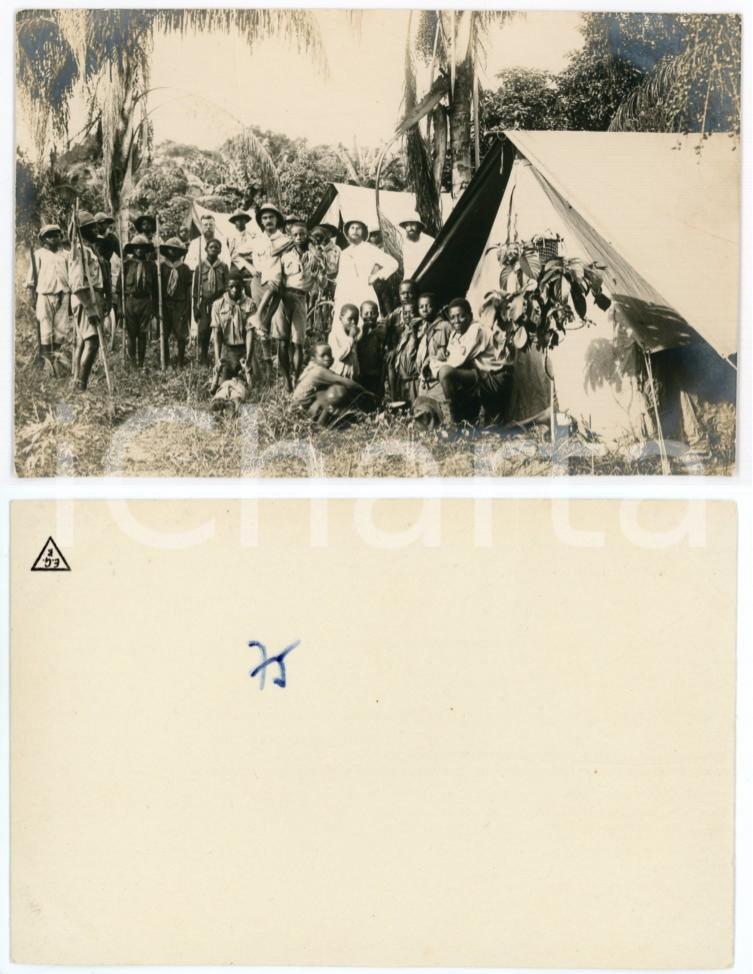 1940 ca CONGO BELGA Missionari in un villaggio indigeno *Foto 14x9 cm  Fotografia originale d'epoca.Numero a pennarello al verso (75).  GOOD/buono  FORMATO: 14x9 cm originale e autentica 1