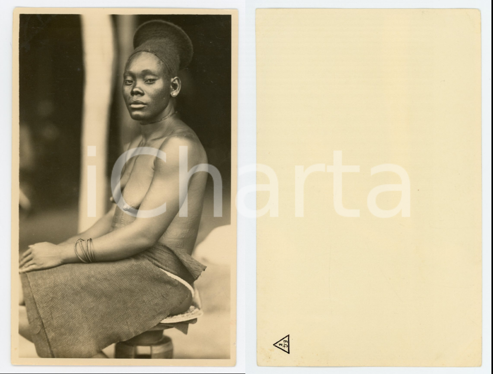1940 ca CONGO BELGA Donna MANGBETU seduta *Foto 14x9 cm (2)  Fotografia originale d'epoca.  GOOD/buono  FORMATO: 14x9 cm originale e autentica 1