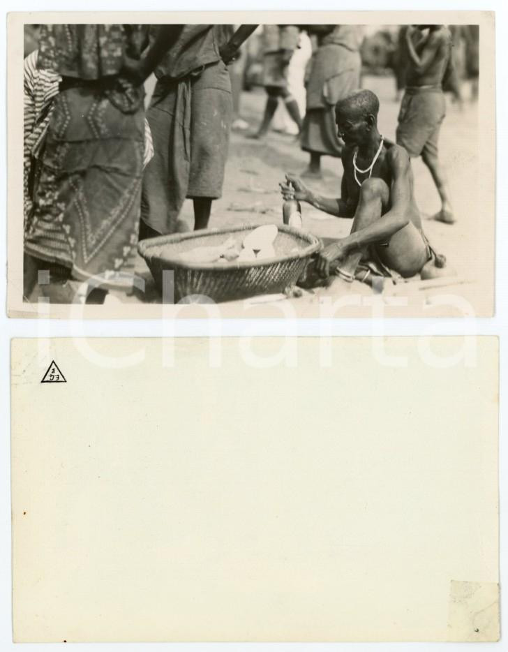 1950 ca AFRICA CONGO BELGA Uomo con cesta di viveri e bottiglia *Foto 14x9 cm  Fotografia originale d'epoca.  POOR/danneggiato piegature al lato sinistro FORMATO: 14x9 cm originale e autentica 1