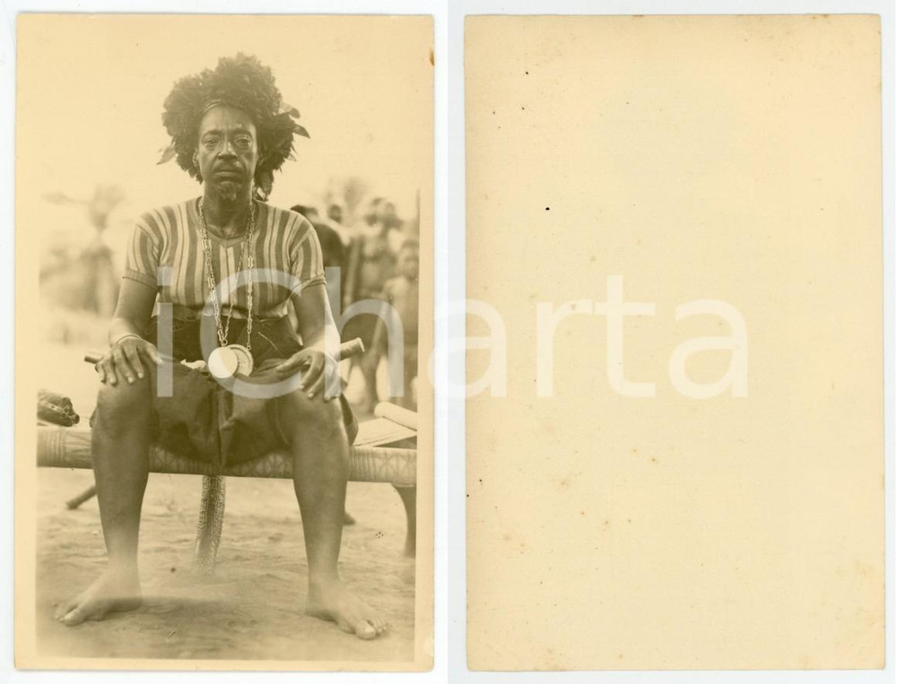 1940 ca AFRICA CONGO BELGA Capo MANGBETU seduto *Foto 9x14 cm  Fotografia originale d'epoca.  FAIR/discreto piegatura angolare FORMATO: 9x14 cm originale e autentica 1
