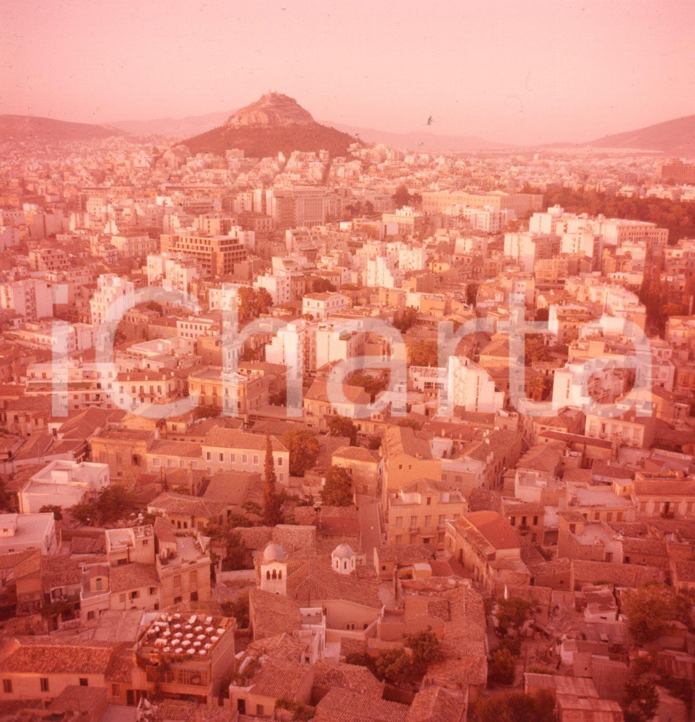 1961 ATENE Panorama capitale greca con monte Licabetto  NEGATIVO ORIGINALE 1 Negativo originale a colori su pellicola.  E' SEVERAMENTE VIETATA LA RIPRODUZIONE.TUTTI I DIRITTI SONO RISERVATI.ICharta mette in vendita, sul negozio eBay e in esclusiva sul sito "icharta" il proprio archivio composto da numerose diapositive e negativi fotografici d'epoca, tutti originali e autentici.Si tratta di uno sguardo inedito sull'attualità, la politica, la vita quotidiana, il gossip e la cultura, che fotografa il cambiamento della nazione (e non solo) tra il 1890 ed il 1990 circa. Un'occasione unica per il mercato del collezionismo, che vede finalmente disponibile un archivio eccezionale per vastità, tematiche e condizioni, in un settore (il negativo fotografico e la diapositiva) di assoluta novità e dalle interessanti prospettive di investimento. CONDIZIONI:FAIR/discretoFORMATO: cm 6 x 6 originale e autentica 1