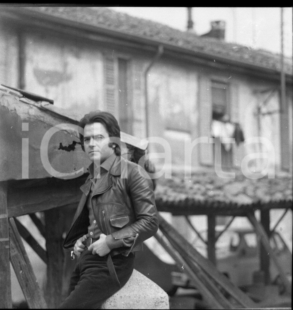 1970ca MILANO Mario TESSUTO ritratto in vicolo Lavandai NEGATIVO ORIGINALE 5 Negativo originale in bianco e nero su pellicola.  E' SEVERAMENTE VIETATA LA RIPRODUZIONE.TUTTI I DIRITTI SONO RISERVATI.ICharta mette in vendita, sul negozio eBay e in esclusiva sul sito "icharta" il proprio archivio composto da numerose diapositive e negativi fotografici d'epoca, tutti originali e autentici.Si tratta di uno sguardo inedito sull'attualità, la politica, la vita quotidiana, il gossip e la cultura, che fotografa il cambiamento della nazione (e non solo) tra il 1890 ed il 1990 circa. Un'occasione unica per il mercato del collezionismo, che vede finalmente disponibile un archivio eccezionale per vastità, tematiche e condizioni, in un settore (il negativo fotografico e la diapositiva) di assoluta novità e dalle interessanti prospettive di investimento. CONDIZIONI:FAIR/discretoFORMATO: cm 6 x 6 originale e autentica 1