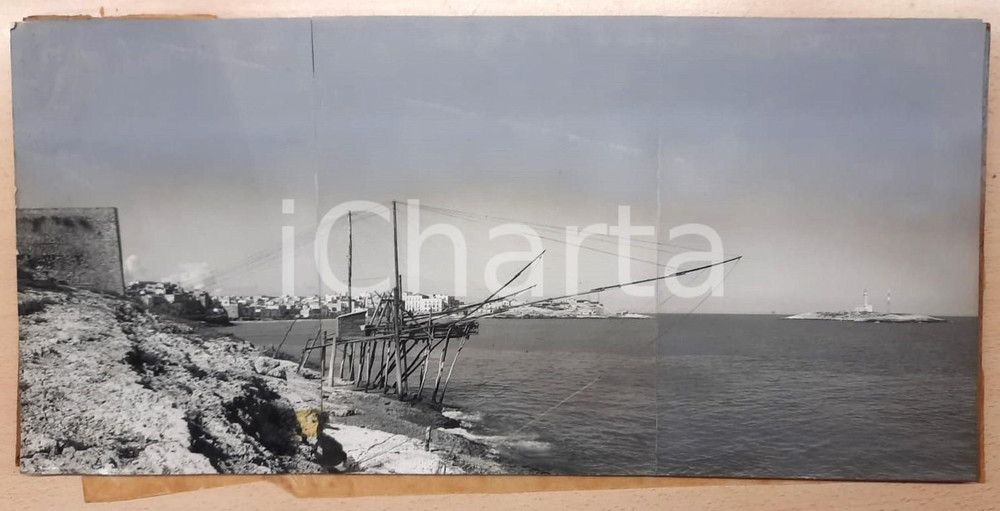 1950 ca VIESTE Veduta panoramica con trabucco - Bozzetto preparatorio cartolina Bozzetto preparatorio per cartolina postale.Collage su cartoncino pressato, con velina di protezione.  FAIR/discreto Lievi smussature ai margini FORMATO: 44x21 cm originale e autentica 1