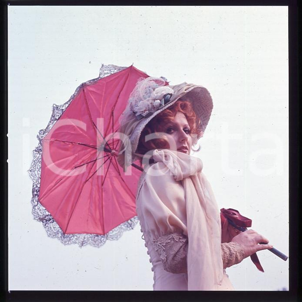 1970ca COSTUME Orietta BERTI Ritratto con ombrellino DIAPOSITIVA ORIGINALE 1  Positivo originale a colori, su pellicola, in formato cm 6 x 6  E' SEVERAMENTE VIETATA LA RIPRODUZIONE.TUTTI I DIRITTI SONO RISERVATI.ICharta mette in vendita, sul negozio eBay e in esclusiva sul sito "icharta" il proprio archivio composto da numerose diapositive e negativi fotografici d'epoca, tutti originali e autentici, che attraversano la storia del costume italiano tra gli la fine degli anni Sessanta e Novanta.Si tratta di uno sguardo inedito sull'attualità, la politica, la vita quotidiana, il gossip e la cultura, che fotografa il cambiamento della nazione in quest'ultimo scorcio del XX secolo. Un'occasione unica per il mercato del collezionismo, che vede finalmente disponibile un archivio eccezionale per vastità, tematiche e condizioni, in un settore (il negativo fotografico e la diapositiva) di assoluta novità e dalle interessanti prospettive di investimento. CONDIZIONI:FAIR/discretoFORMATO: cm 6 x 6 originale e autentica 1