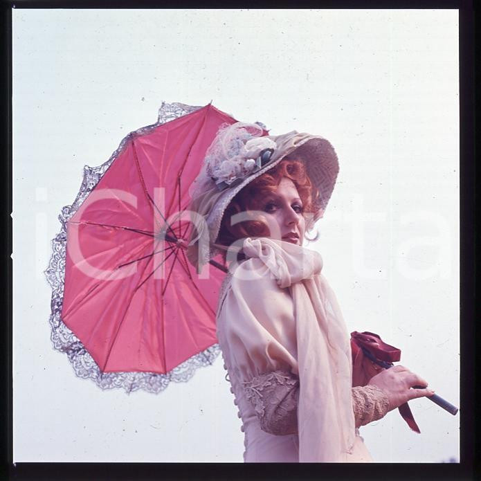 Fotografia d epoca originale 1970ca COSTUME Orietta BERTI Ritratto con ombrellino DIAPOSITIVA ORIGINALE 1 1