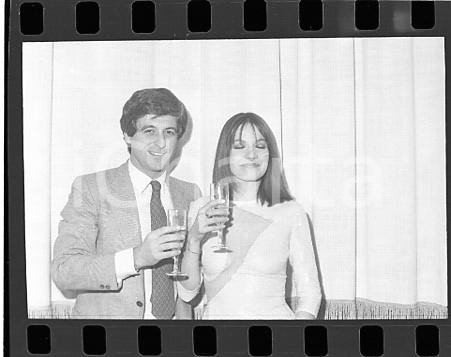1978ca COSTUME Gianni RIVERA e Elisabetta VIVIANI *NEGATIVO ORIGINALE Negativo originale in bianco e nero (su pellicola), in formato 35mm E' severamente vietata la riproduzione. Tutti i diritti sono riservati. ICharta mette in vendita, sul negozio eBay e in esclusiva sul sito "icharta" il proprio archivio composto da numerose diapositive e negativi fotografici d'epoca, tutti originali e autentici, che attraversano la storia del costume italiano tra gli la fine degli anni Sessanta e Novanta.Si tratta di uno sguardo inedito sull'attualità, la politica, la vita quotidiana, il gossip e la cultura, che fotografa il cambiamento della nazione in quest'ultimo scorcio del XX secolo. Un'occasione unica per il mercato del collezionismo, che vede finalmente disponibile un archivio eccezionale per vastità, tematiche e condizioni, in un settore (il negativo fotografico e la diapositiva) di assoluta novità e dalle interessanti prospettive di investimento.  FAIR/discreto  FORMATO: 35mm originale e autentica 1