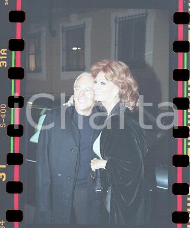 1995ca MILANO Sophia LOREN e Giorgio ARMANI NEGATIVO ORIGINALE Negativo originale a colori (su pellicola), in formato 35mmE' severamente vietata la riproduzione. Tutti i diritti sono riservati. ICharta mette in vendita, sul negozio eBay e in esclusiva sul sito "icharta" il proprio archivio composto da numerose diapositive e negativi fotografici d'epoca, tutti originali e autentici, che attraversano la storia del costume italiano tra gli la fine degli anni Sessanta e Novanta.Si tratta di uno sguardo inedito sull'attualità, la politica, la vita quotidiana, il gossip e la cultura, che fotografa il cambiamento della nazione in quest'ultimo scorcio del XX secolo. Un'occasione unica per il mercato del collezionismo, che vede finalmente disponibile un archivio eccezionale per vastità, tematiche e condizioni, in un settore (il negativo fotografico e la diapositiva) di assoluta novità e dalle interessanti prospettive di investimento.  FAIR/discreto  FORMATO: 35mm originale e autentica 1