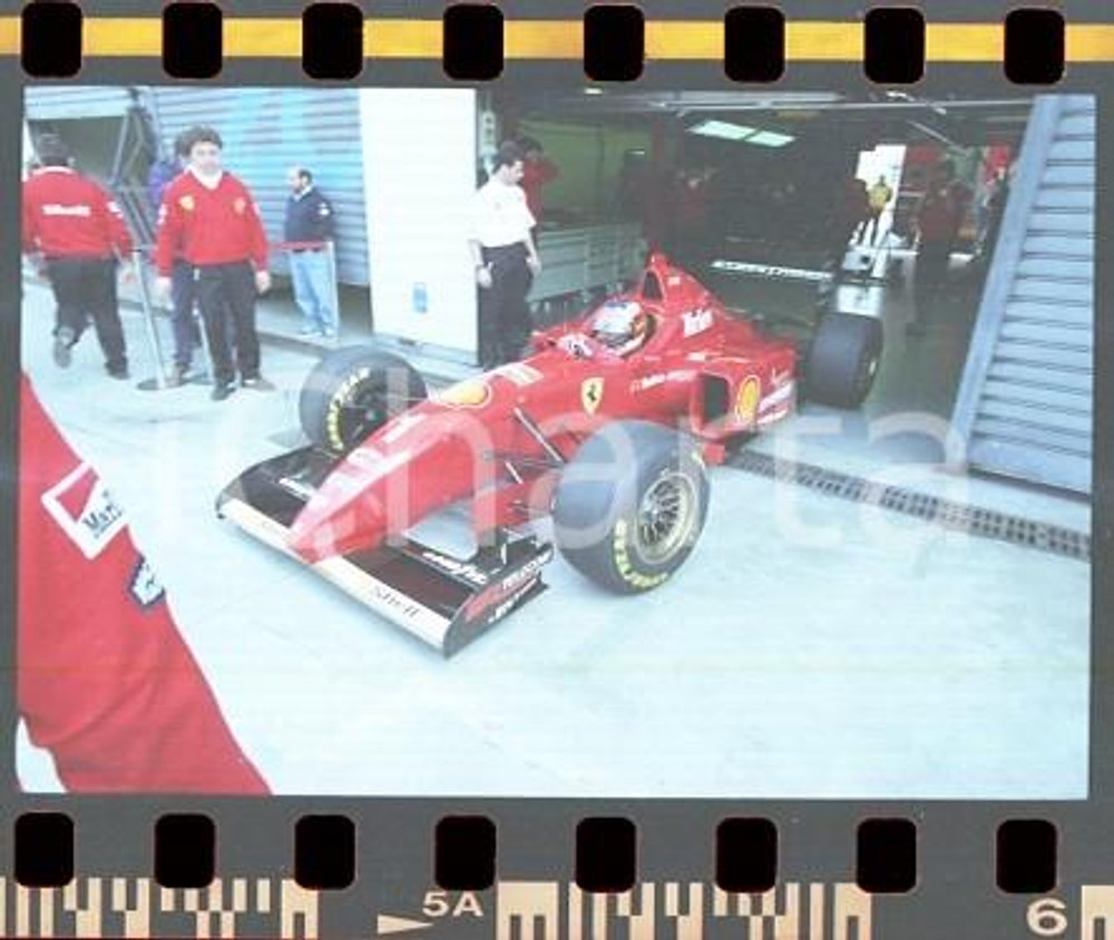 1996 MONZA Michael SCHUMACHER su FERRARI F310 NEGATIVO ORIGINALE(3) Negativo originale a colori (su pellicola), in formato 35mmE' severamente vietata la riproduzione. Tutti i diritti sono riservati. ICharta mette in vendita, sul negozio eBay e in esclusiva sul sito "icharta" il proprio archivio composto da numerose diapositive e negativi fotografici d'epoca, tutti originali e autentici, che attraversano la storia del costume italiano tra gli la fine degli anni Sessanta e Novanta.Si tratta di uno sguardo inedito sull'attualità, la politica, la vita quotidiana, il gossip e la cultura, che fotografa il cambiamento della nazione in quest'ultimo scorcio del XX secolo. Un'occasione unica per il mercato del collezionismo, che vede finalmente disponibile un archivio eccezionale per vastità, tematiche e condizioni, in un settore (il negativo fotografico e la diapositiva) di assoluta novità e dalle interessanti prospettive di investimento. CONDIZIONI:FAIR/discretoFORMATO: 35mm originale e autentica 1