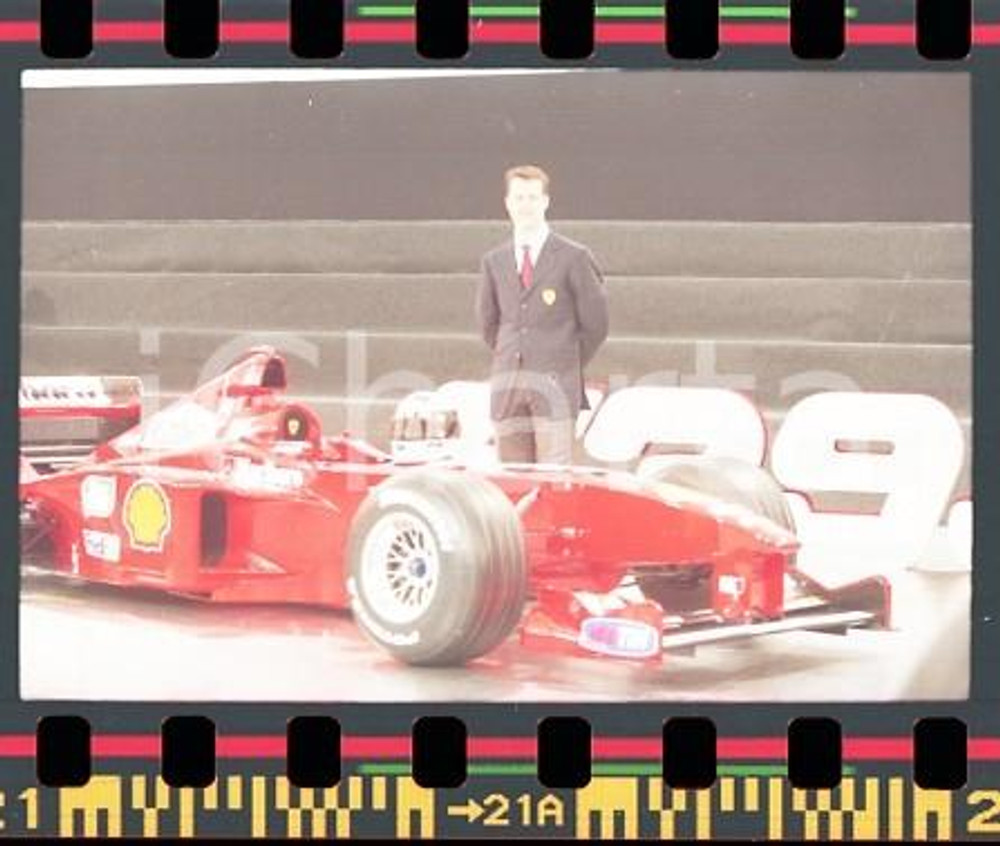 999 MARANELLO Michael SCHUMACHER e la FERRARI F399 NEGATIVO ORIGINALE Negativo originale a colori (su pellicola), in formato 35mmE' severamente vietata la riproduzione. Tutti i diritti sono riservati. ICharta mette in vendita, sul negozio eBay e in esclusiva sul sito "icharta" il proprio archivio composto da numerose diapositive e negativi fotografici d'epoca, tutti originali e autentici, che attraversano la storia del costume italiano tra gli la fine degli anni Sessanta e Novanta.Si tratta di uno sguardo inedito sull'attualità, la politica, la vita quotidiana, il gossip e la cultura, che fotografa il cambiamento della nazione in quest'ultimo scorcio del XX secolo. Un'occasione unica per il mercato del collezionismo, che vede finalmente disponibile un archivio eccezionale per vastità, tematiche e condizioni, in un settore (il negativo fotografico e la diapositiva) di assoluta novità e dalle interessanti prospettive di investimento. CONDIZIONI:FAIR/discretoFORMATO: 35mm originale e autentica 1