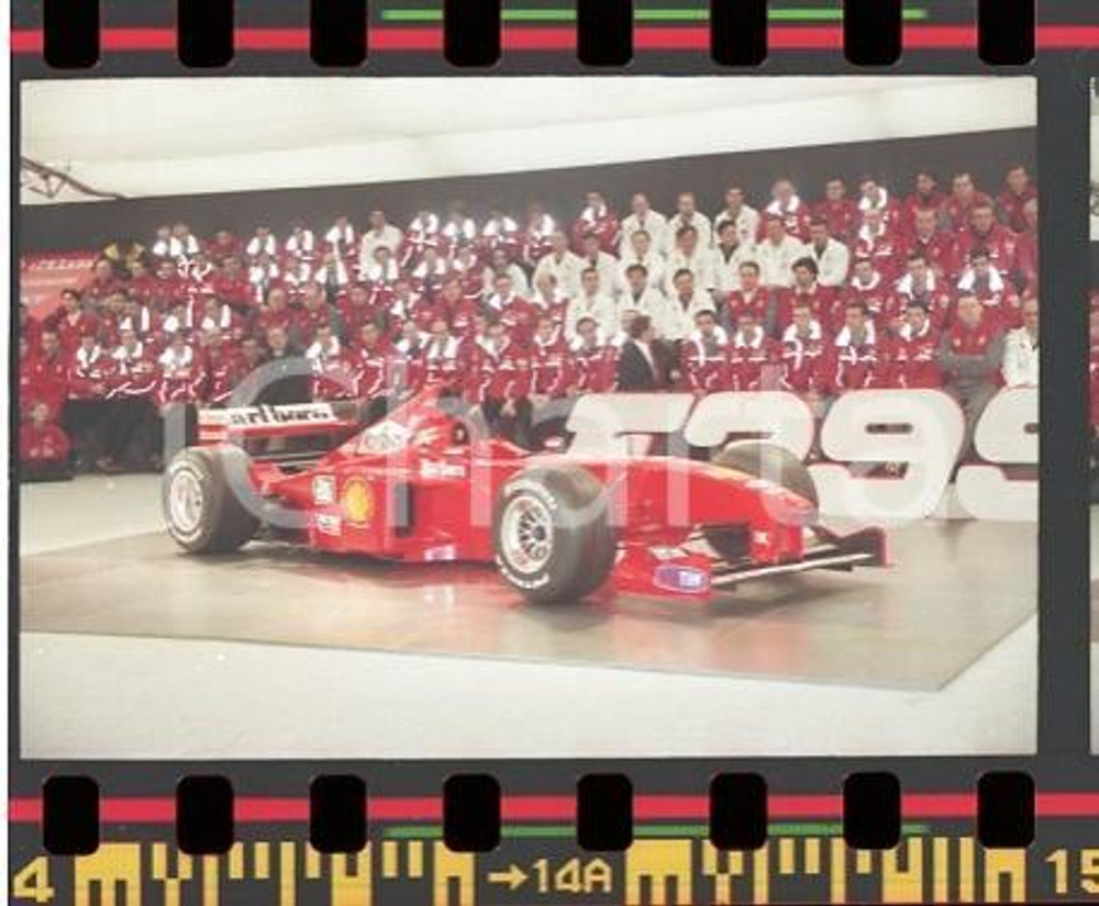 1999 MARANELLO Presentazione FERRARI F399 alla stampa NEGATIVO ORIGINALE12 Negativo originale a colori (su pellicola), in formato 35mm E' severamente vietata la riproduzione. Tutti i diritti sono riservati. ICharta mette in vendita, sul negozio eBay e in esclusiva sul sito "icharta" il proprio archivio composto da numerose diapositive e negativi fotografici d'epoca, tutti originali e autentici, che attraversano la storia del costume italiano tra gli la fine degli anni Sessanta e Novanta.Si tratta di uno sguardo inedito sull'attualità, la politica, la vita quotidiana, il gossip e la cultura, che fotografa il cambiamento della nazione in quest'ultimo scorcio del XX secolo. Un'occasione unica per il mercato del collezionismo, che vede finalmente disponibile un archivio eccezionale per vastità, tematiche e condizioni, in un settore (il negativo fotografico e la diapositiva) di assoluta novità e dalle interessanti prospettive di investimento. CONDIZIONI:FAIR/discretoFORMATO: 35mm originale e autentica 1