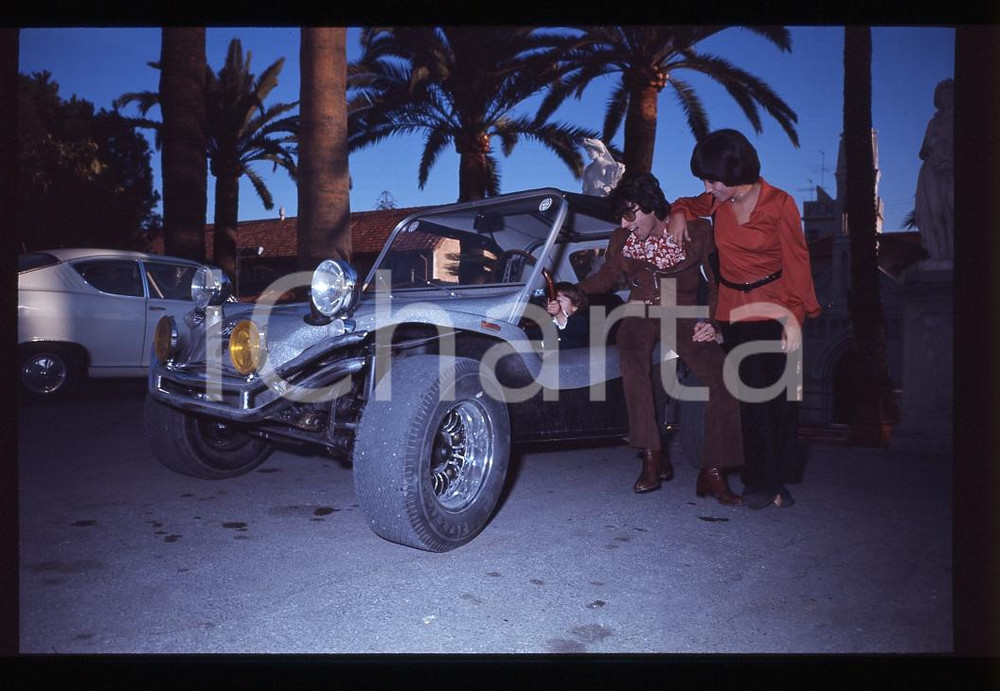1970ca SANREMO DON BACKY con Dune Buggy NEGATIVO ORIGINALE  Positivo originale a colori, su pellicola, in formato cm 6 x 9  E' SEVERAMENTE VIETATA LA RIPRODUZIONE.TUTTI I DIRITTI SONO RISERVATI.ICharta mette in vendita, sul negozio eBay e in esclusiva sul sito "icharta" il proprio archivio composto da numerose diapositive e negativi fotografici d'epoca, tutti originali e autentici, che attraversano la storia del costume italiano tra gli la fine degli anni Sessanta e Novanta.Si tratta di uno sguardo inedito sull'attualità, la politica, la vita quotidiana, il gossip e la cultura, che fotografa il cambiamento della nazione in quest'ultimo scorcio del XX secolo. Un'occasione unica per il mercato del collezionismo, che vede finalmente disponibile un archivio eccezionale per vastità, tematiche e condizioni, in un settore (il negativo fotografico e la diapositiva) di assoluta novità e dalle interessanti prospettive di investimento.  FAIR/discreto  FORMATO: cm 6 x 9 originale e autentica 1