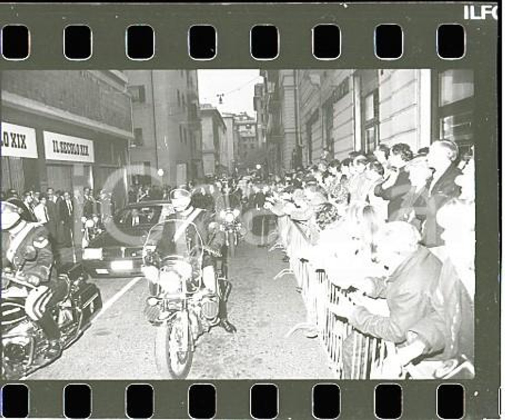 1986 GENOVA Francesco COSSIGA in visita ufficiale NEGATIVO ORIGINALE Negativo originale in bianco e nero (su pellicola), in formato 35mmE' severamente vietata la riproduzione. Tutti i diritti sono riservati. ICharta mette in vendita, sul negozio eBay e in esclusiva sul sito "icharta" il proprio archivio composto da numerose diapositive e negativi fotografici d'epoca, tutti originali e autentici, che attraversano la storia del costume italiano tra gli la fine degli anni Sessanta e Novanta.Si tratta di uno sguardo inedito sull'attualità, la politica, la vita quotidiana, il gossip e la cultura, che fotografa il cambiamento della nazione in quest'ultimo scorcio del XX secolo. Un'occasione unica per il mercato del collezionismo, che vede finalmente disponibile un archivio eccezionale per vastità, tematiche e condizioni, in un settore (il negativo fotografico e la diapositiva) di assoluta novità e dalle interessanti prospettive di investimento.  FAIR/discreto  FORMATO: 35mm originale e autentica 1