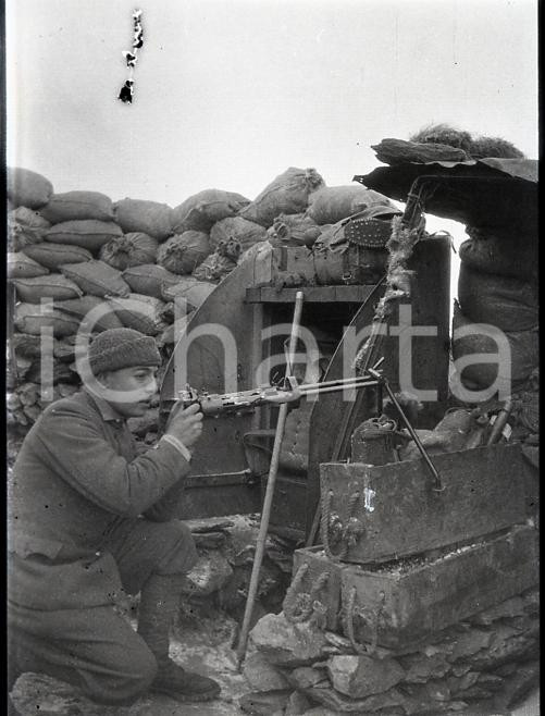 1915 WW1 ESERCITO ITALIANO Militare con mitragliatrice NEGATIVO ORIGINALE   Negativo originale in bianco e nero, su pellicola, in formato cm 6 x 4  ICharta mette in vendita, sul negozio eBay e in esclusiva sul sito "icharta" il proprio archivio composto da numerose diapositive e negativi fotografici d'epoca, tutti originali e autentici, che attraversano la storia del costume italiano tra gli la fine degli anni Sessanta e Novanta.Si tratta di uno sguardo inedito sull'attualità, la politica, la vita quotidiana, il gossip e la cultura, che fotografa il cambiamento della nazione in quest'ultimo scorcio del XX secolo. Un'occasione unica per il mercato del collezionismo, che vede finalmente disponibile un archivio eccezionale per vastità, tematiche e condizioni, in un settore (il negativo fotografico e la diapositiva) di assoluta novità e dalle interessanti prospettive di investimento.  POOR/danneggiato  FORMATO: cm 6 x 4 originale e autentica 1