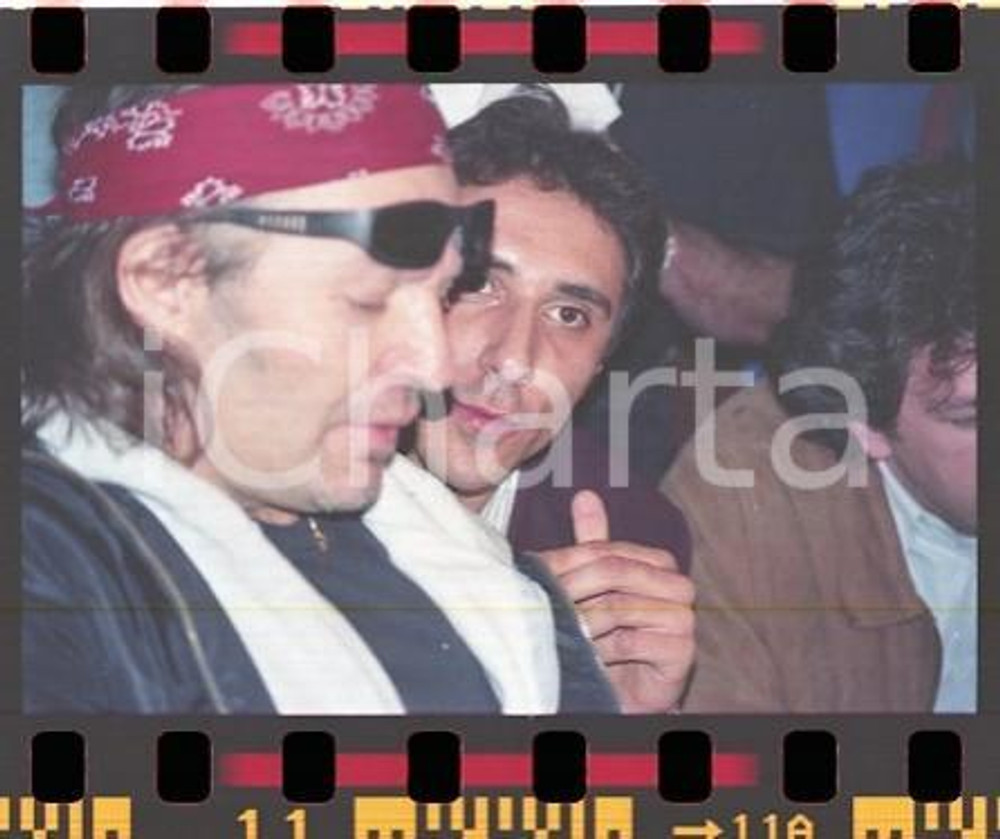 1995ca MUSICA Vasco ROSSI ritratto tra i fans NEGATIVO ORIGINALE 2  (1) Negativo originale a colori (su pellicola), in formato 35mmE' severamente vietata la riproduzione. Tutti i diritti sono riservati. ICharta mette in vendita, sul negozio eBay e in esclusiva sul sito "icharta" il proprio archivio composto da numerose diapositive e negativi fotografici d'epoca, tutti originali e autentici, che attraversano la storia del costume italiano tra gli la fine degli anni Sessanta e Novanta.Si tratta di uno sguardo inedito sull'attualità, la politica, la vita quotidiana, il gossip e la cultura, che fotografa il cambiamento della nazione in quest'ultimo scorcio del XX secolo. Un'occasione unica per il mercato del collezionismo, che vede finalmente disponibile un archivio eccezionale per vastità, tematiche e condizioni, in un settore (il negativo fotografico e la diapositiva) di assoluta novità e dalle interessanti prospettive di investimento.  FAIR/discreto  FORMATO: 35mm originale e autentica 1