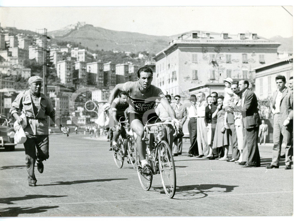 1955 CICLISMO GIRO DELL'APPENNINO Pontedecimo - Rifornimento di Nino DEFILIPPIS  Fotografia d'epoca con didascalia coeva.  CONDIZIONI: G (ma piccoli fori) FORMATO: 18x13 cm      originale e autentica 1