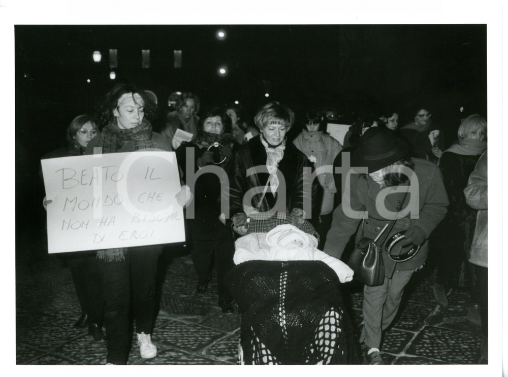 1990 ca ITALIA - MANIFESTAZIONE DONNE IN NERO Corteo pacifista - Foto 24x18 Fotografia di agenzia.CONDIZIONI: GFORMATO: 24x18 cm     originale e autentica 1