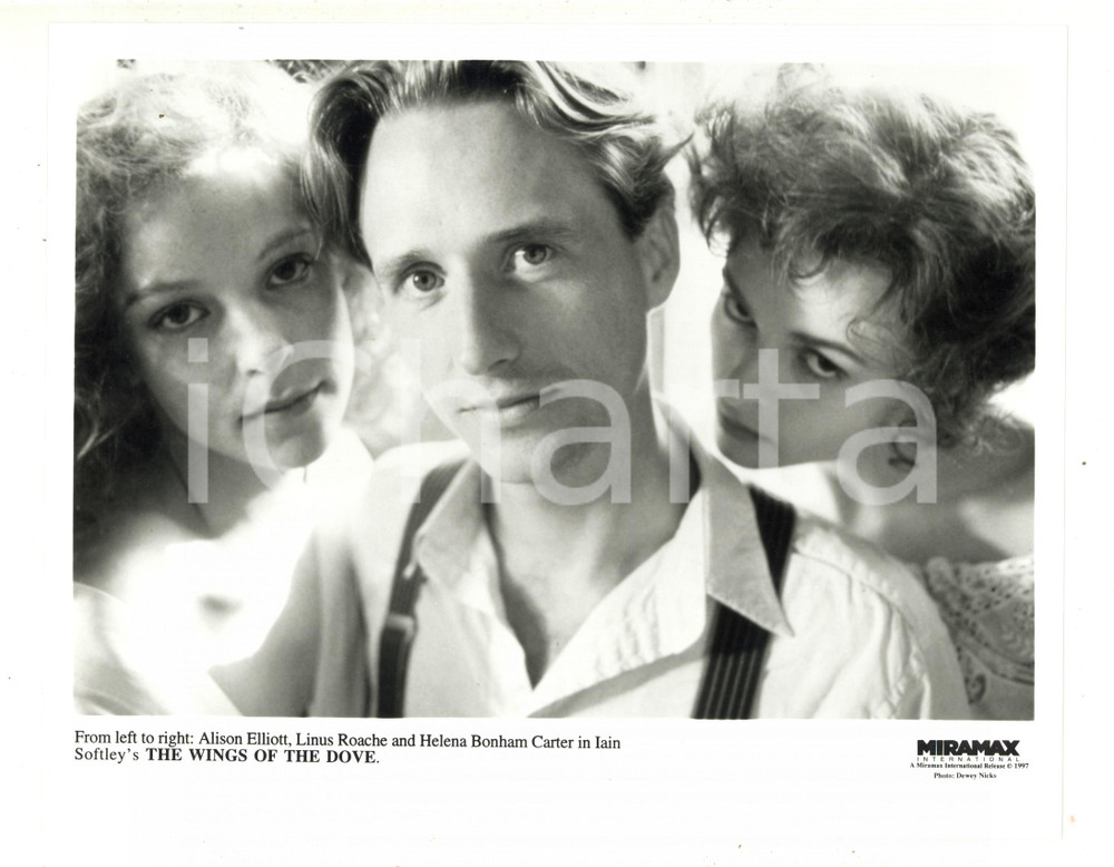1997 The Wings of the Dove *Alison ELLIOTT Linus ROACHE Helena BONHAM CARTER 1 Stampa su carta fotografica, in forma di manifestino. Sono presenti Helena Bonham Carter, Linus Roache e Alison Elliott.CONDIZIONI: GFORMATO: 26x21 cm     originale e autentica 1
