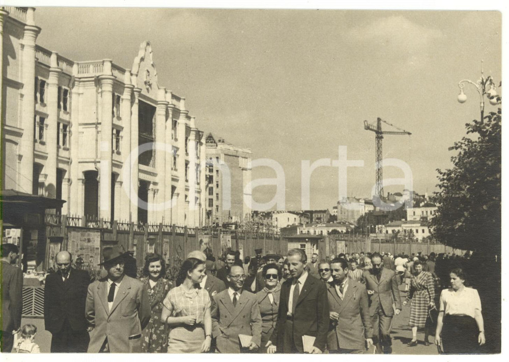 Fotografia d epoca originale 1955 ca KIEV URSS Delegazione socialista italiana visita la città Foto 18x12 1