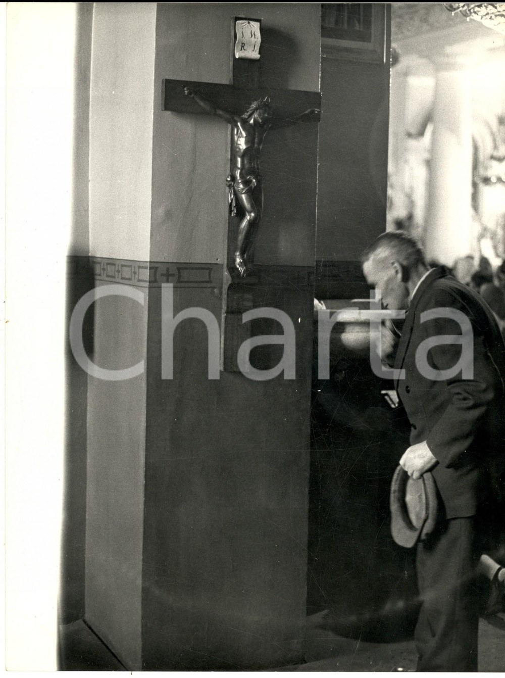1980 ca MOSCA Chiesa cattolica San Luigi dei Francesi - Anziano devoto ^Foto Fotografia d'epoca. CONDIZIONI: G FORMATO: 20x28 cm     originale e autentica 1