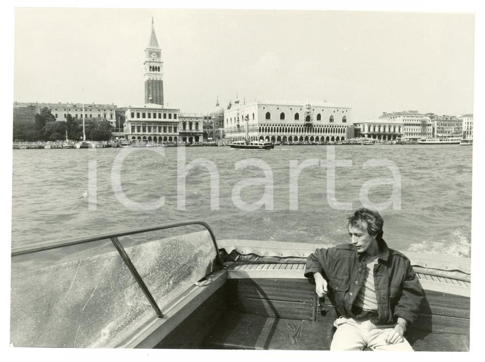 1984 VENEZIA Robin GIBB sul motoscafo - Ritratto - Foto 24x17 cm Fotografia d'agenzia. PAGINE: 114 FAIR/discreto Lievi smussature agli angoli FORMATO: 24x17 cm originale e autentica 1