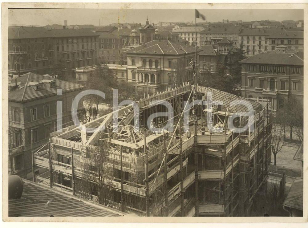 1930 ca MILANO Via XX Settembre - Edificio in costruzione *Foto RARA ANIMATA Fotografia originale d'epoca, che mostra il cantiere di costruzione di un edificio privato in via XX Settembre, delimitato da via Sebeto e via Sommaruga.Sullo sfondo si vede la chiesa di Santa Maria Segreta.  POOR/danneggiato lievi macchie in trasparenza; piccolo strappo centrale; minime macchie marginali FORMATO: 18x13 cm originale e autentica 1