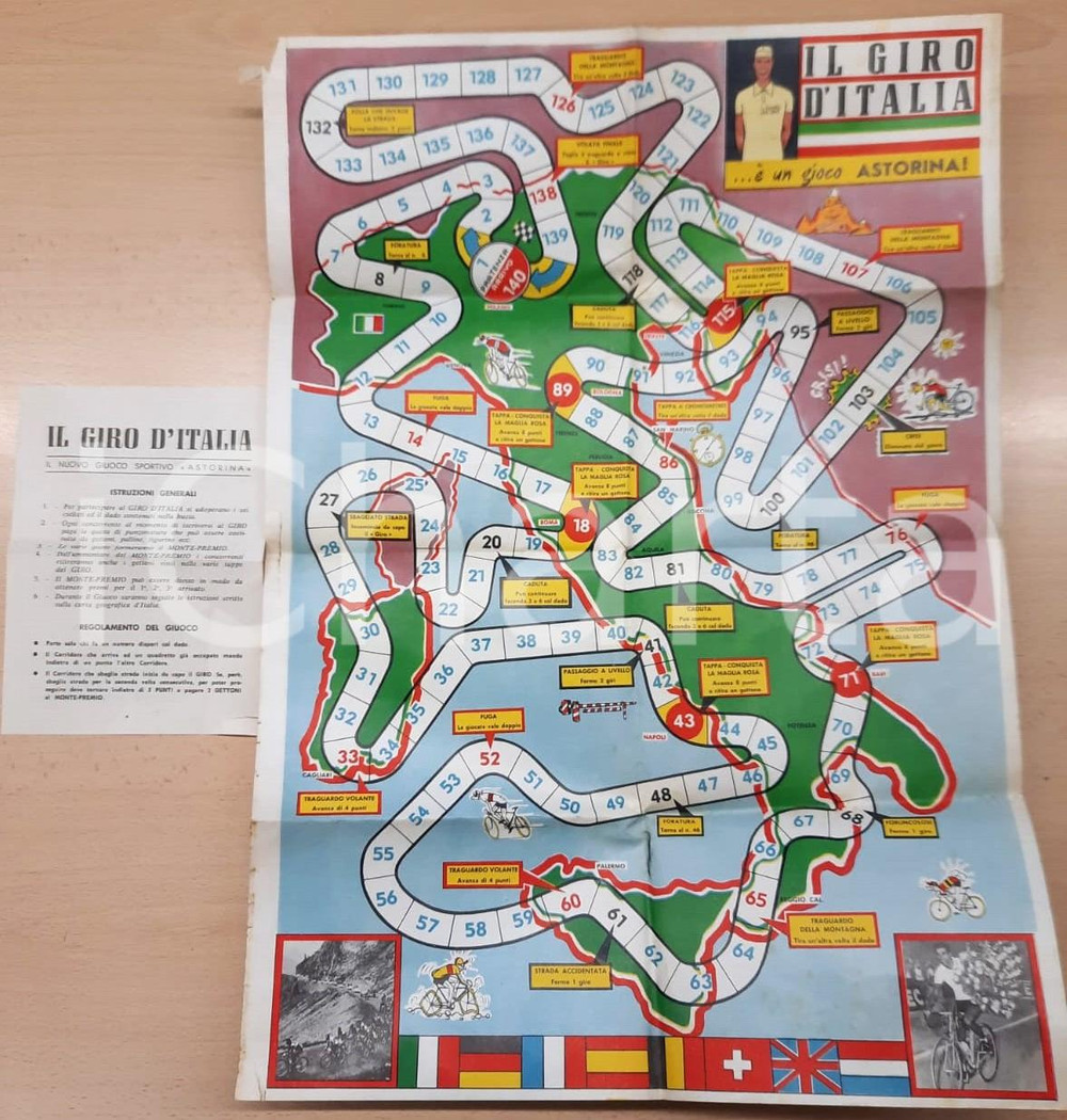 1950 ca IL GIRO D'ITALIA - ASTORINA - Base per gioco e regolamento Rara base per gioco, originale d'epoca, con istruzioni generali e regolamento.E' presente la sola base, senza dado e gettoni.Il foglio di istruzioni è stampato su entrambe le facciate. PAGINE: 4 (1 scritta) FAIR/discreto piegature d'epoca, strappo angolare, fioriture al verso FORMATO: 35x50 cm originale e autentica 1