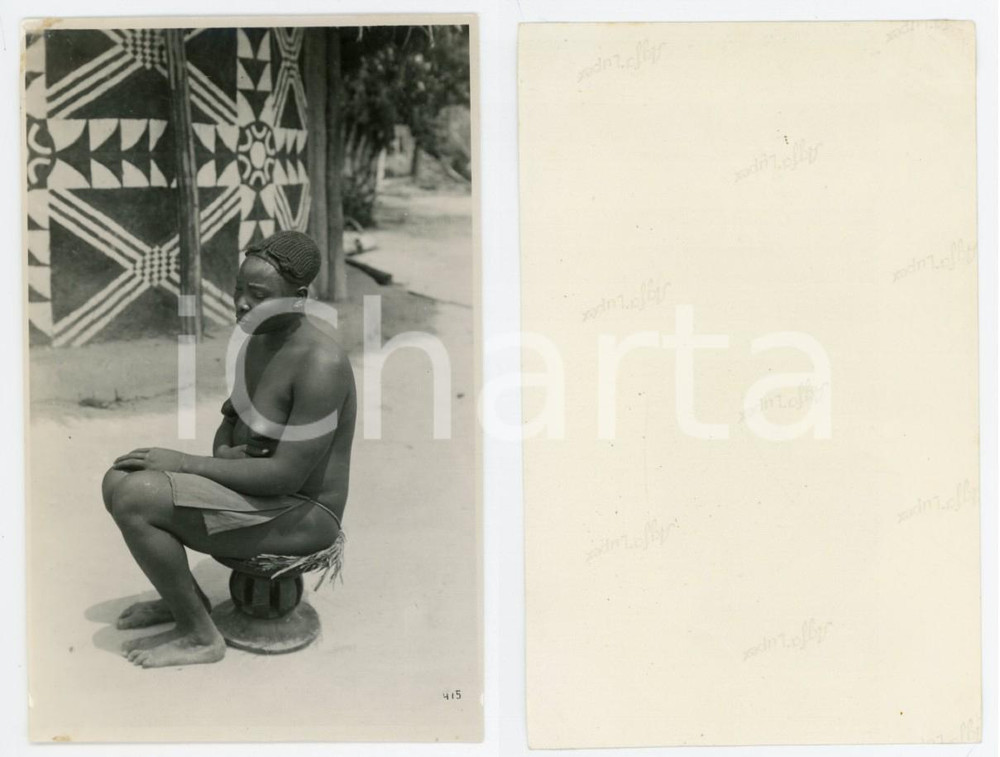 1950 ca CONGO BELGA Donna incinta seduta in un villaggio *Foto 9x14 cm  Fotografia originale d'epoca.  GOOD/buono  FORMATO: 9x14 cm originale e autentica 1