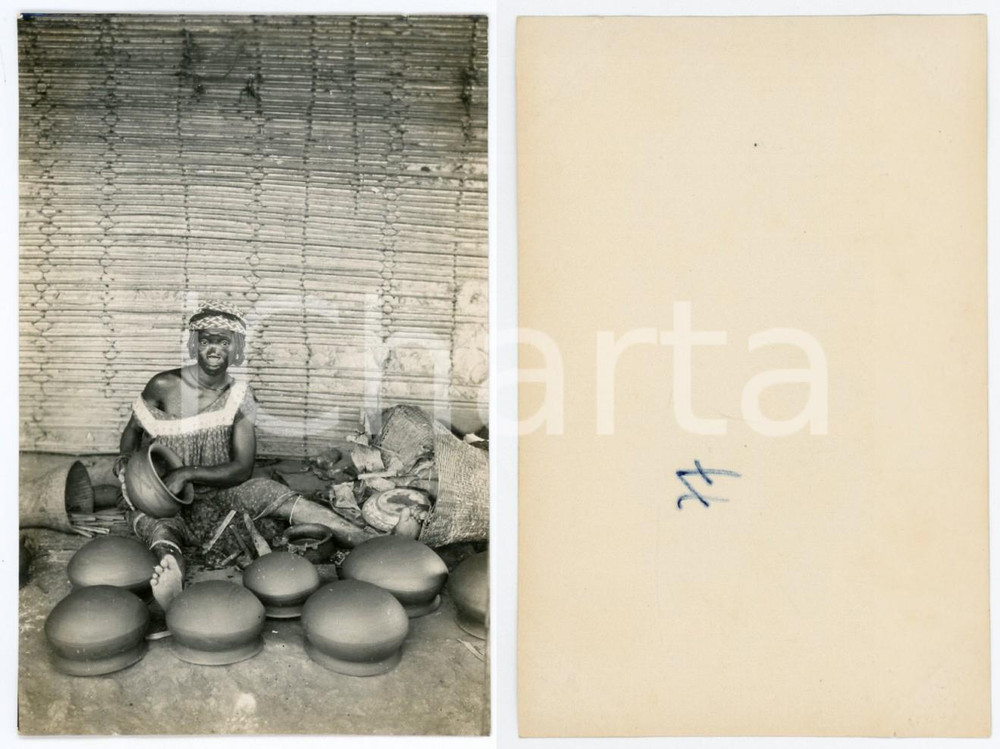 1950 ca CONGO BELGA Donna seduta tra il vasellame *Foto 9x14 cm  Fotografia originale d'epoca.Numero a pennarello al verso (77).  GOOD/buono lievi impressioni angolari FORMATO: 9x14 cm originale e autentica 1