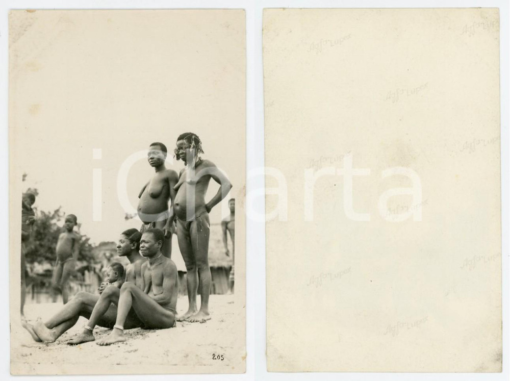 1950 ca CONGO BELGA Indigeni nel loro villaggio *Foto 9x14 cm  Fotografia originale d'epoca.  FAIR/discreto lievi piegature marginali e bruniture angolari FORMATO: 9x14 cm originale e autentica 1