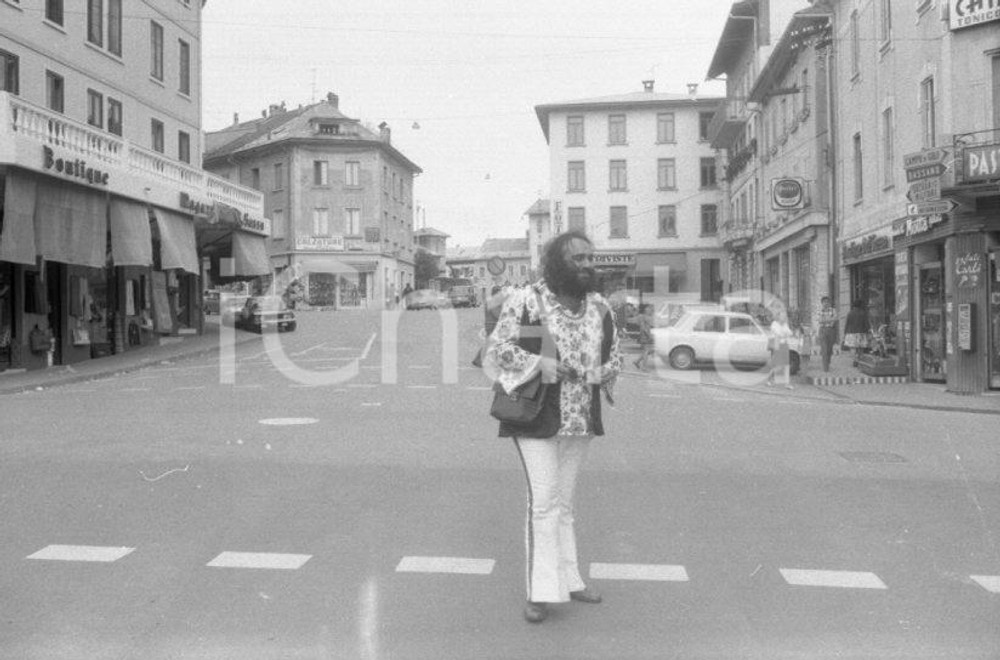 1970 ASIAGO Festivalbar Demis ROUSSOS in città NEGATIVO ORIGINALE 1 Negativo originale in bianco e nero su pellicola.  E' SEVERAMENTE VIETATA LA RIPRODUZIONE.TUTTI I DIRITTI SONO RISERVATI.ICharta mette in vendita, sul negozio eBay e in esclusiva sul sito "icharta" il proprio archivio composto da numerose diapositive e negativi fotografici d'epoca, tutti originali e autentici.Si tratta di uno sguardo inedito sull'attualità, la politica, la vita quotidiana, il gossip e la cultura, che fotografa il cambiamento della nazione (e non solo) tra il 1890 ed il 1990 circa. Un'occasione unica per il mercato del collezionismo, che vede finalmente disponibile un archivio eccezionale per vastità, tematiche e condizioni, in un settore (il negativo fotografico e la diapositiva) di assoluta novità e dalle interessanti prospettive di investimento. CONDIZIONI:FAIR/discretoFORMATO: 35mm originale e autentica 1
