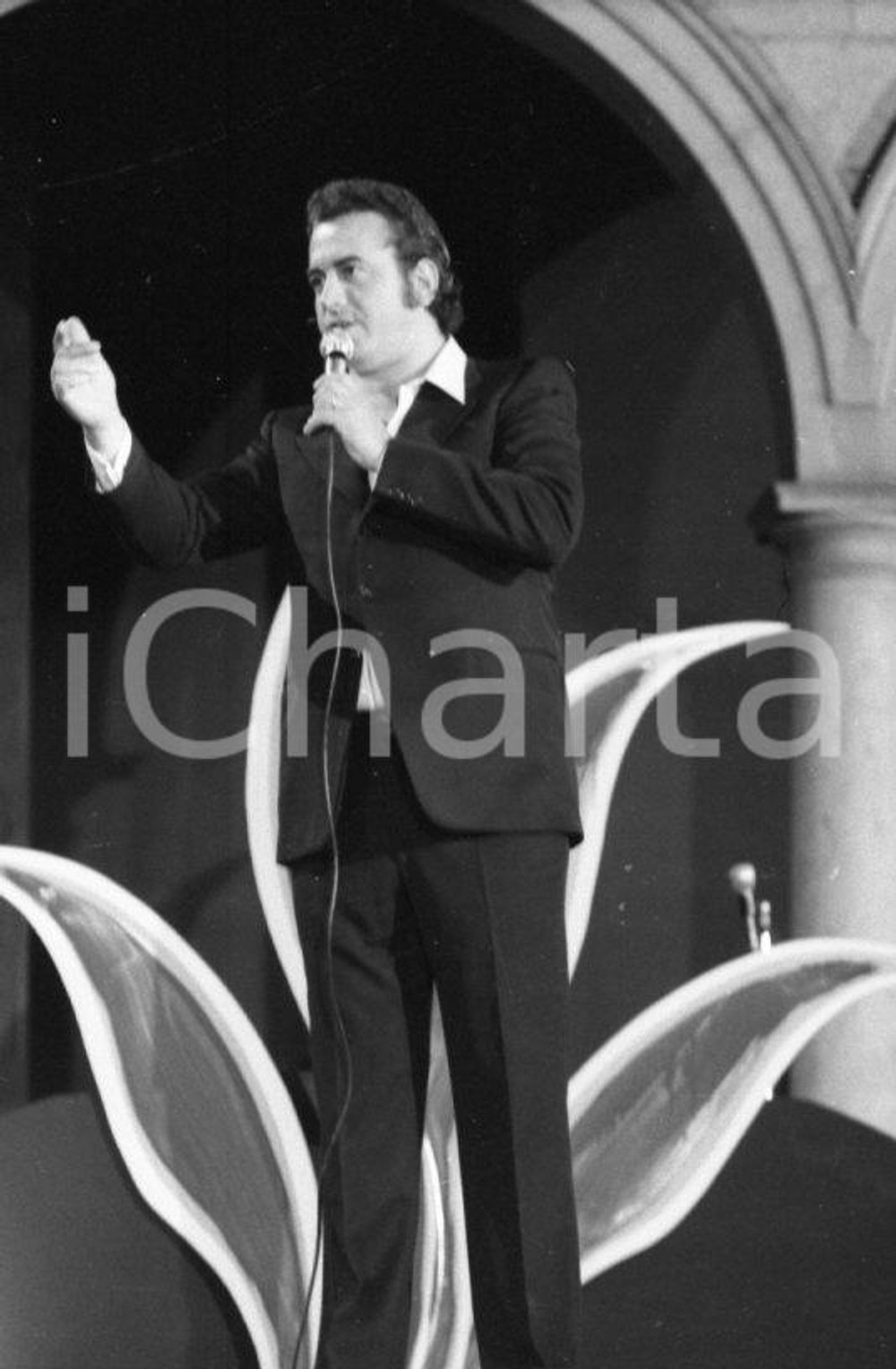 1970 ASIAGO Vittorio SALVETTI presenta al Festivalbar NEGATIVO ORIGINALE 4 Negativo originale in bianco e nero su pellicola.  E' SEVERAMENTE VIETATA LA RIPRODUZIONE.TUTTI I DIRITTI SONO RISERVATI.ICharta mette in vendita, sul negozio eBay e in esclusiva sul sito "icharta" il proprio archivio composto da numerose diapositive e negativi fotografici d'epoca, tutti originali e autentici.Si tratta di uno sguardo inedito sull'attualità, la politica, la vita quotidiana, il gossip e la cultura, che fotografa il cambiamento della nazione (e non solo) tra il 1890 ed il 1990 circa. Un'occasione unica per il mercato del collezionismo, che vede finalmente disponibile un archivio eccezionale per vastità, tematiche e condizioni, in un settore (il negativo fotografico e la diapositiva) di assoluta novità e dalle interessanti prospettive di investimento. CONDIZIONI:FAIR/discretoFORMATO: 35mm originale e autentica 1